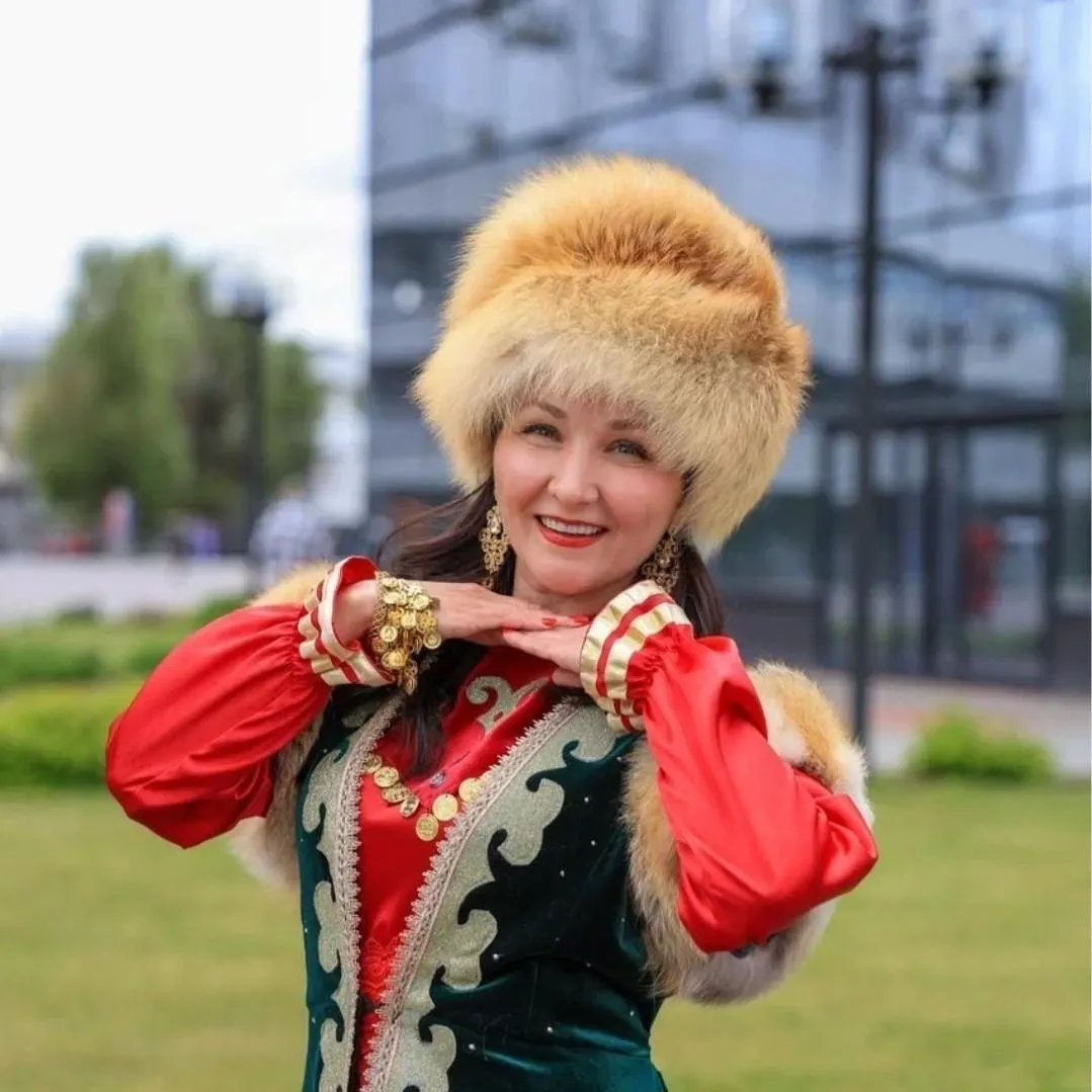 Диана Сайтчабарова, работающая в нефтяной отрасли, в 50 лет получила корону на конкурсе красоты. Она говорит, что почувствовала прилив энергии и считает полувековой рубеж «новыми 30».