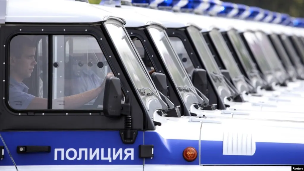 Суд назначил пять лет колонии и штраф 670 тыс. руб. бывшему полицейскому, обвиняемому в превышении полномочий и получении взяток от журналистов. По делу проходят ещё несколько фигурантов.