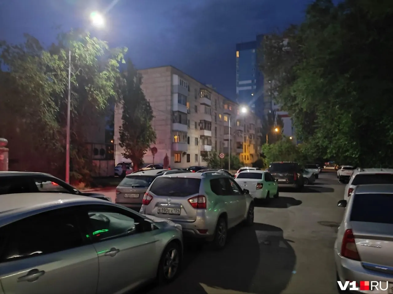 Вечером 5 июня территорию вокруг «Волгоград Арены» полностью заполонили автомобили болельщиков: парковки, дворы и дороги в центре города превратились в хаос во время матча сборной.