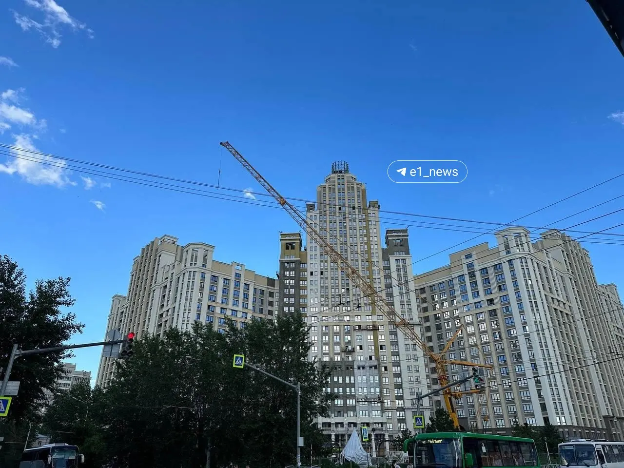 На крыше жилого квартала планируют установить 30‑метровый шпиль в стиле московских сталинских высоток. На месте заметили кран и металлическую конструкцию, сроки завершения работ пока неизвестны.