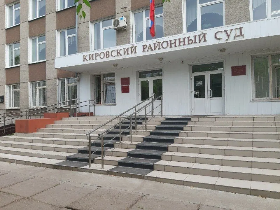 Суд отменил постановление о штрафе в 30 тысяч рублей: выяснилось, что протокол и рассмотрение дела оформлены с процессуальными нарушениями.
