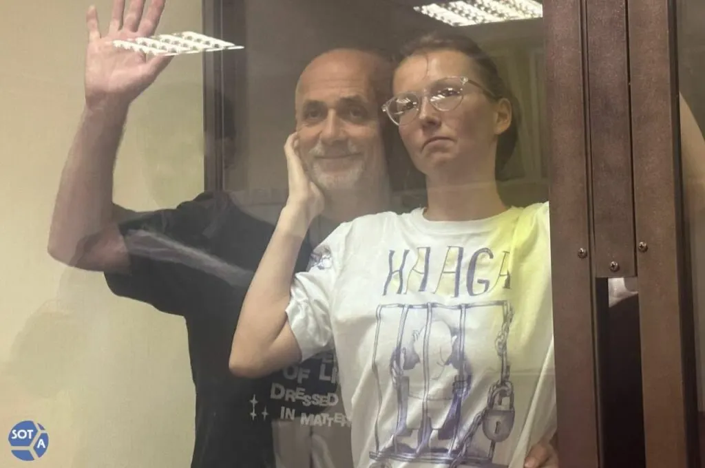 Анастасия Дюдяева провела пять суток в штрафном изоляторе карельской колонии‑поселения №4 «Верхний» — по версии поддержки, это произошло после конфликта с фельдшером из‑за отсутствия бензина в регионе. Ранее ей дали 3,5 года по делу об антивоенных открытках; её супруг скончался в заключении.