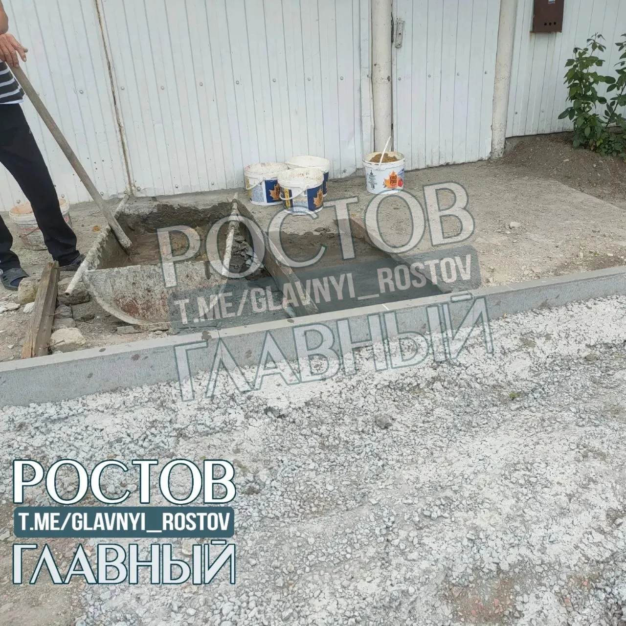 В Тацинской (Ростовская обл.) после обустройства тротуара у жителей исчезли удобные въезды во дворы: перепады высоты достигают 20–30 см, а отсутствие ливнёвки грозит подтоплениями.