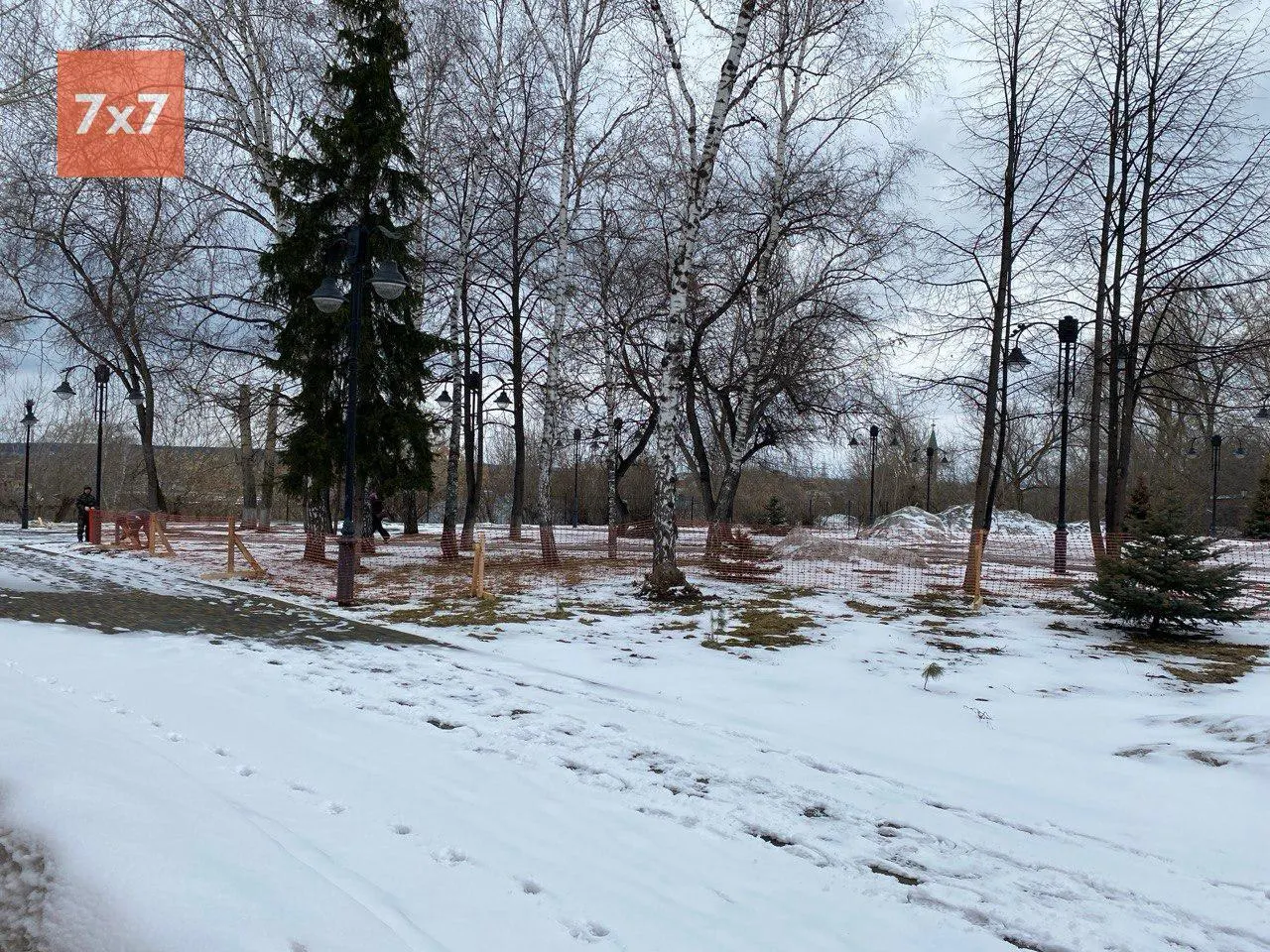 Власти заявили об отсутствии оползня в Сквере памяти. Мемориал демонтировали ночью 19 апреля, район оградили, местные жители выражают протесты, чиновники не дали чёткого ответа о восстановлении.
