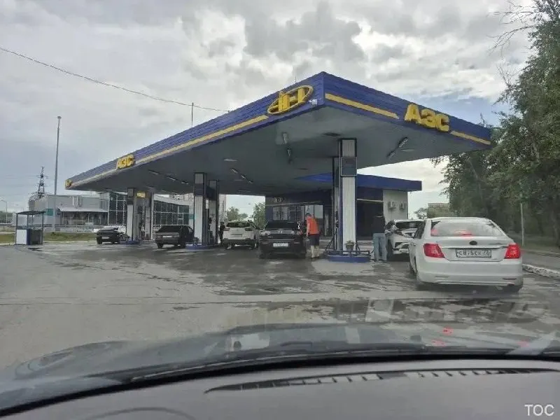 После сообщений о пожаре на нефтеперерабатывающем заводе в Тюмени водители выстроились в очереди за бензином. Сети АЗС утверждают, что лимитов нет, но в ряде регионов уже введены ограничения на продажу топлива.