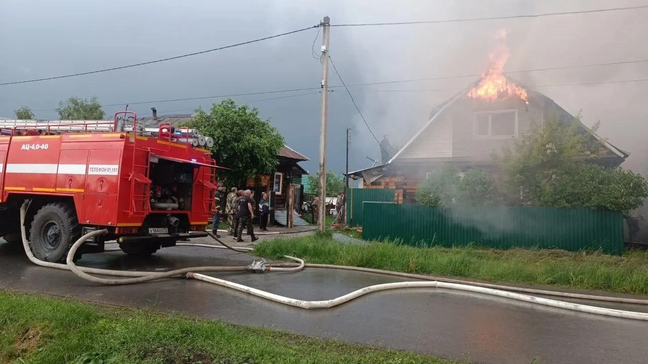 Во время грозы в Успенке молния попала в баню на частном участке; постройки загорелись, людей вывели, информация о пострадавших пока отсутствует.