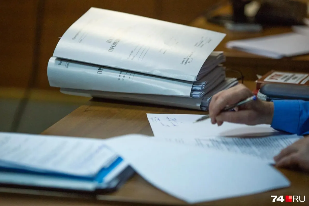 Женщина утверждает, что мошенники вынудили её продать квартиру по заниженной цене; сделка приостановлена, дело рассматривает Фрунзенский районный суд.