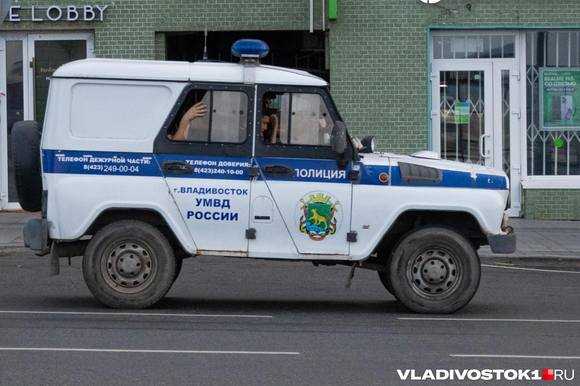 18 июня на улице Давыдова во Владивостоке неизвестный напал на возвращавшуюся с работы женщину — прохожие вмешались и спасли пострадавшую, её супруг сообщил о случившемся.