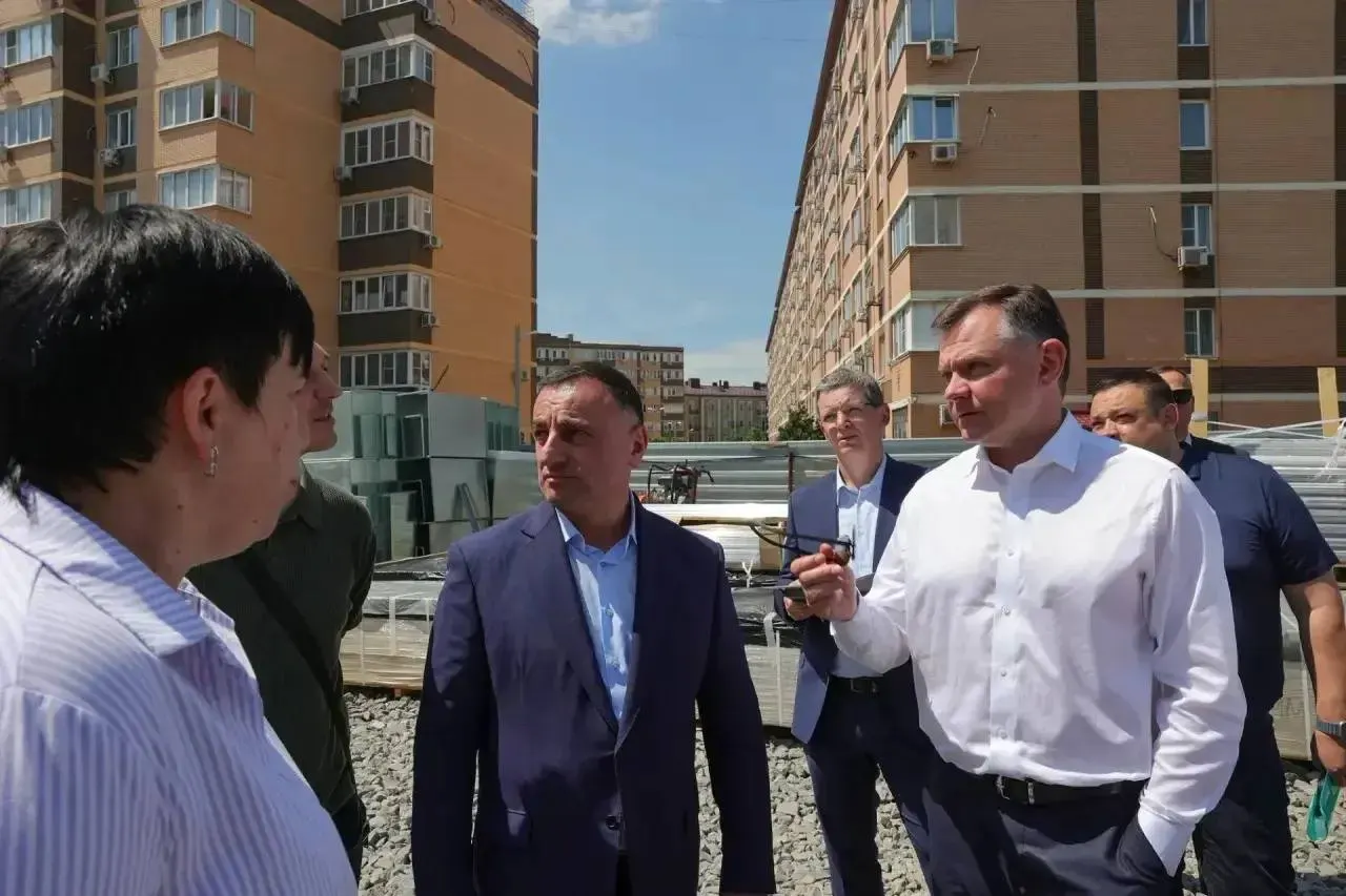 Во Вертолётном поле строят временную модульную школу на 400 мест: объект планируют сдать к 1 августа, чтобы принять первых учеников уже 1 сентября. Оснащение финансирует городской бюджет.