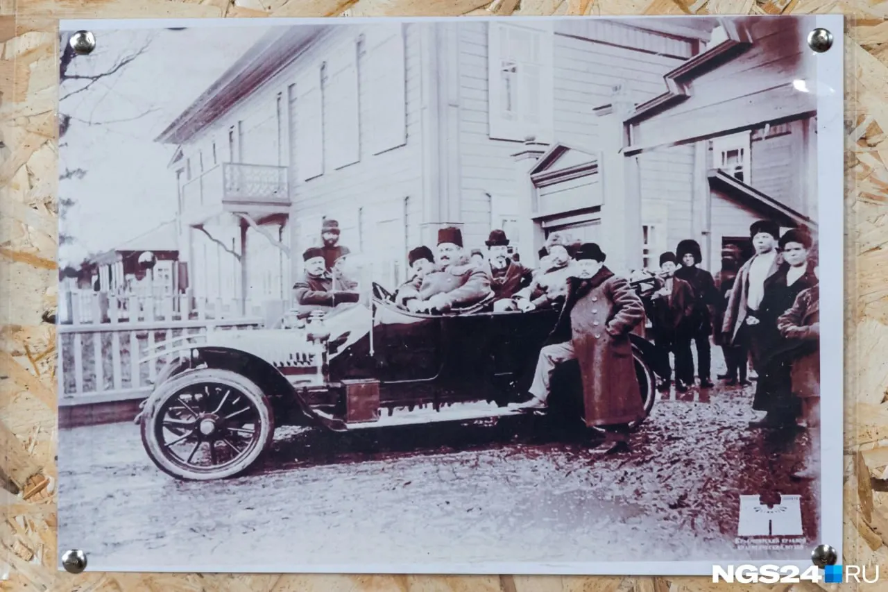 По архивным данным, в августе 1909 года крестьянин Степан Зубов подал прошение на организацию пассажирских перевозок, а уже в октябре того же года по Воскресенской улице было открыто регулярное движение.