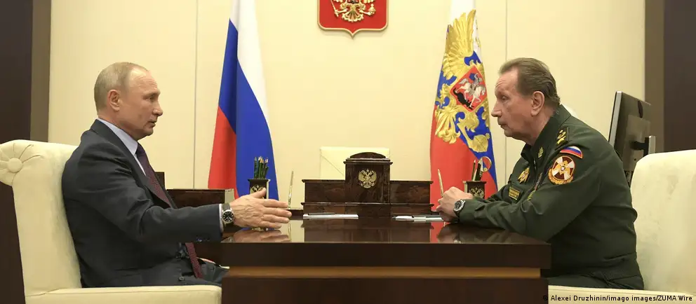 По сообщениям источников, руководство ФСБ и глава Росгвардии предлагали перенести выборы в Госдуму из‑за ухудшающейся экономической ситуации и падения рейтингов власти. В Кремле заявляют, что подготовка к выборам продолжается; против переноса выступают высокопоставленные чиновники.