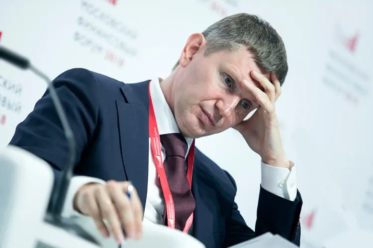 Министр экономразвития Максим Решетников заявил, что молодое поколение сложнее вовлекается в традиционную занятость: многие уходят в течение года, а сотрудники требуют чёткого разделения рабочего и личного времени.