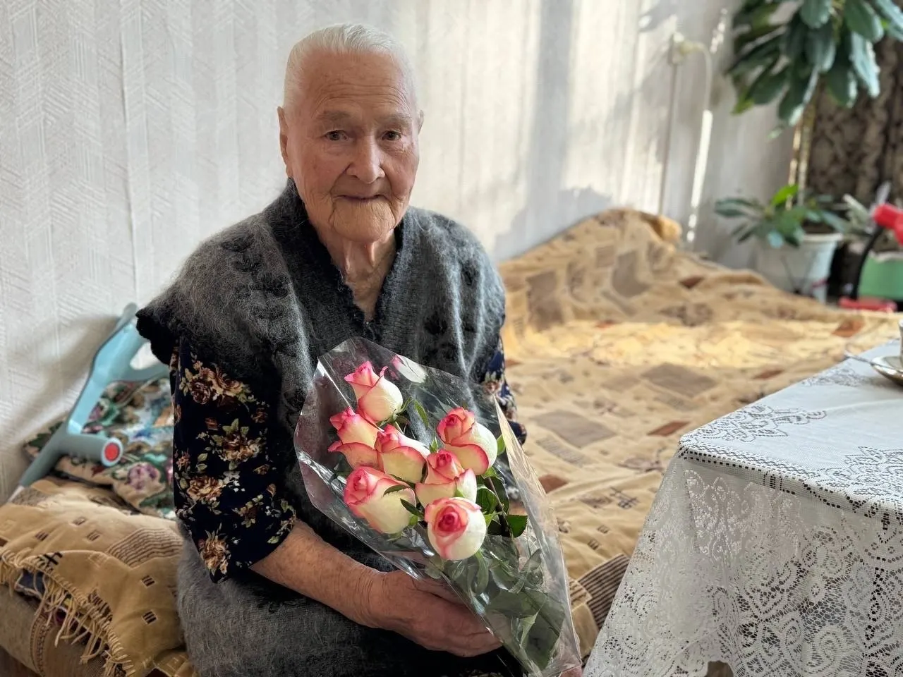 Мария Карповна Зырянова прожила долгую жизнь: родилась в 1920 году, пережила войну, воспитала троих детей, работала до преклонных лет и увлекалась музыкой и цветоводством.
