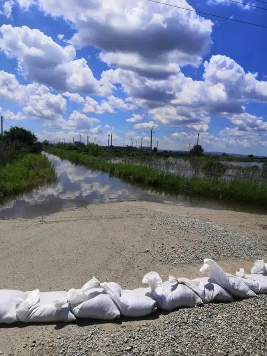В Крымском районе вода от прорыва дамбы идёт в сторону хутора Урма и села Гвардейского. Введён режим ЧС, подтоплено тысячи гектаров сельхозугодий, часть посевов уничтожена.