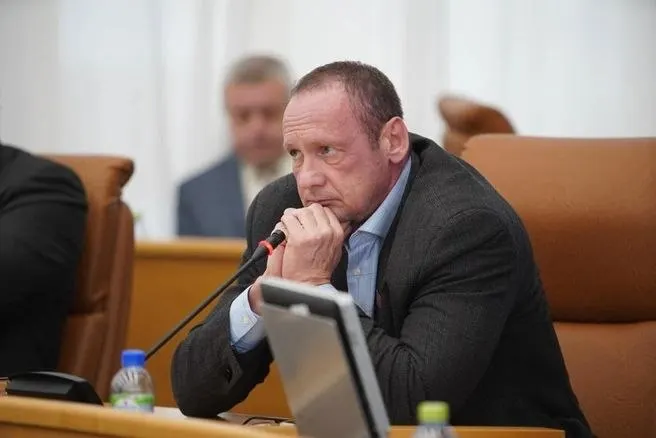 Дюков, лишённый мандата за критику вице‑губернатора, опубликовал сгенерированное нейросетью видео, где изображён проводящим фигуру в Лефортово и делающим записи в блокнот. Он намекает на возможную попытку вновь баллотироваться.