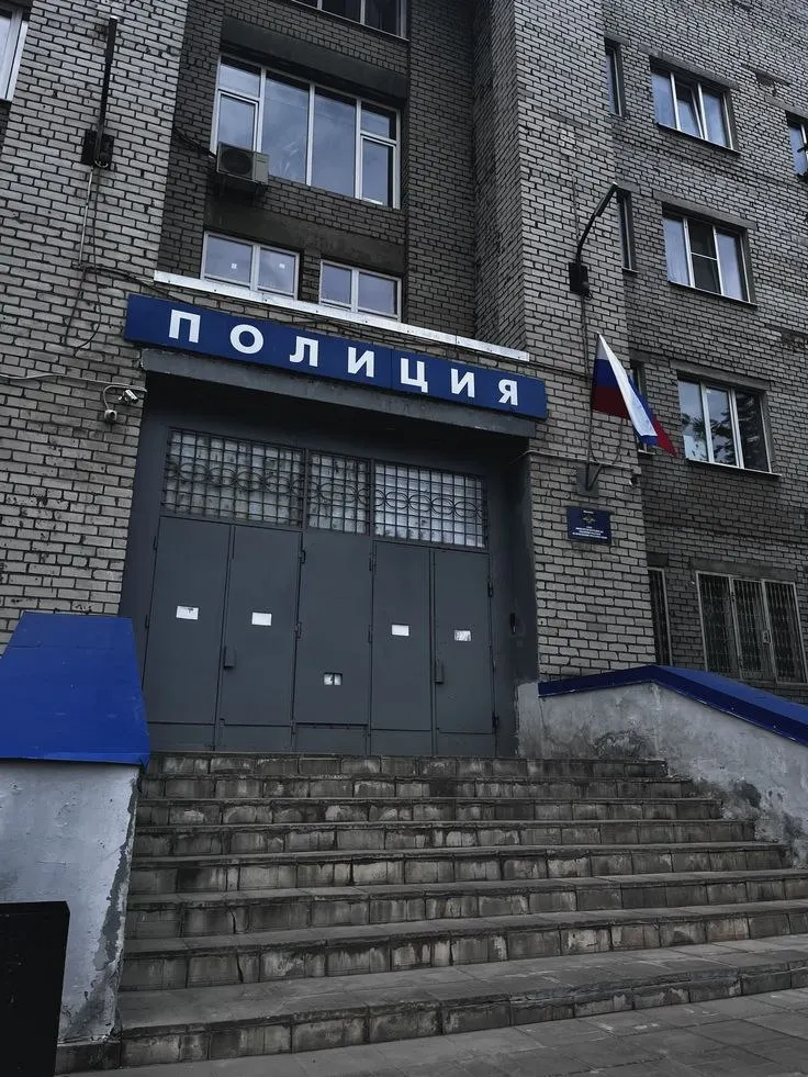 Пенсионерка, потерявшаяся в холод и дождь, была обнаружена жителями; сотрудники полиции согрели её, установили адрес и доставили домой.