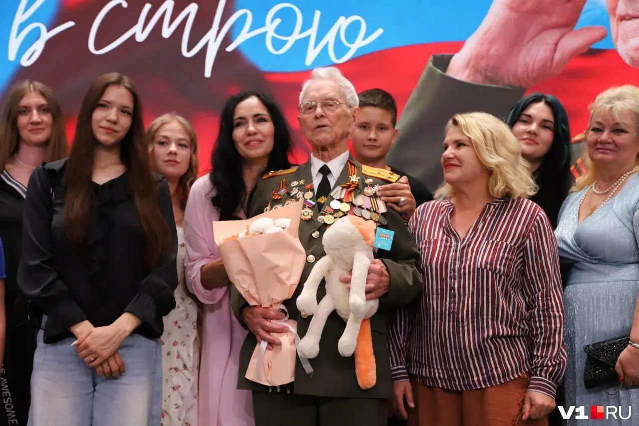 Ветеран Великой Отечественной войны Александр Медков отпраздновал своё 100-летие в музее-панораме «Сталинградская битва», выйдя на сцену и исполнив энергичный танец.