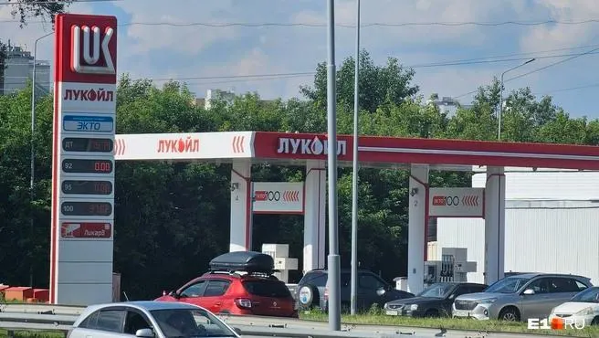 На АЗС региона пропадают марки АИ‑92 и АИ‑95: многие станции закрыты или продают топливо по значительно повышенным ценам, вводят лимиты и отказываются от продаж в канистрах.