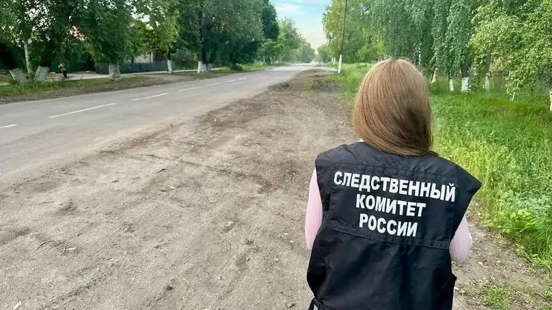 Тело пенсионера с признаками разложения обнаружено на открытом участке рядом с домом на улице Молодёжной. Следователи и судебно-медицинские эксперты проводят осмотр и устанавливают обстоятельства.