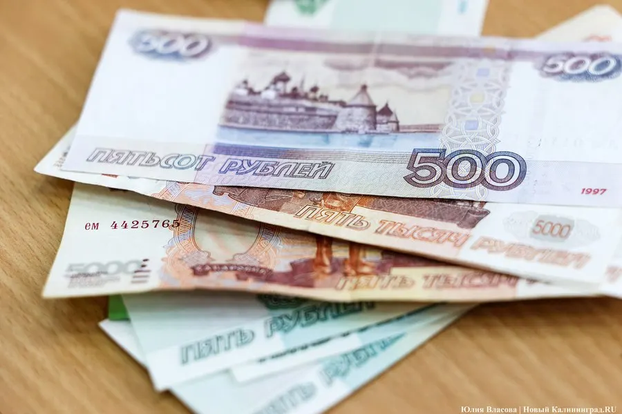 Рекрутеры отмечают, что из‑за ограничений по рабочему времени и оформления работодатели редко берут подростков, хотя те готовы работать за 15–25 тыс. руб.; по данным министерства, часть трудоустроенных подростков получает до 30 тыс. руб. с учётом доплат.
