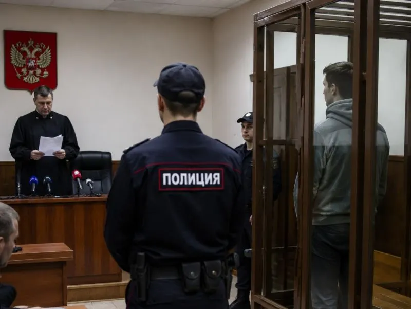 2-й Западный окружной военный суд признал 22-летнего Арсения Короля виновным и назначил 22 года лишения свободы по обвинению в планировании подрыва автомобиля военнослужащего; дело рассматривалось в закрытом режиме.