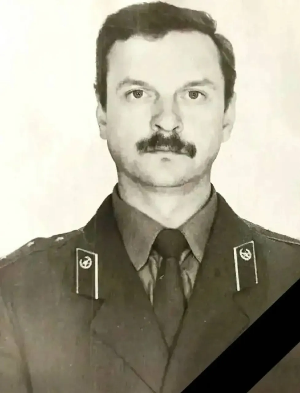 Вячеслав Чупахин, водитель пожарно-спасательной части №47 и ветеран пожарной охраны, скончался на территории предприятия в Большой Ижоре 6 июня. Прощание назначено на 10 июня. В день гибели у него был выходной; причины смерти пока не уточнены. В этот же день регион подвергся массированной атаке беспилотников.