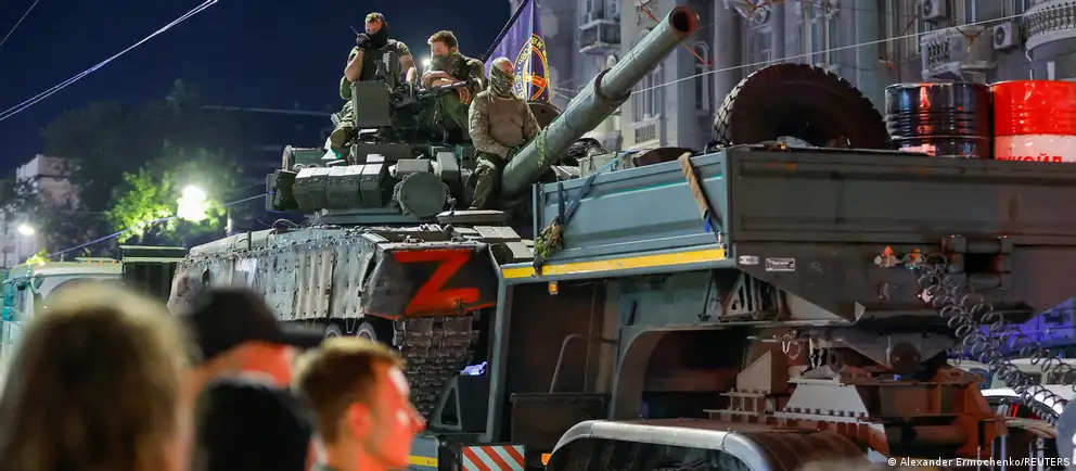 Бывший военнослужащий Александр Лунин записал серию видео, в которых рассказал о пытках в армии, потребовал аудиенции у президента и пригрозил, что «армия развернёт своё оружие против Кремля». Его обращения вызвали широкий резонанс в сети и реакции официальных лиц.