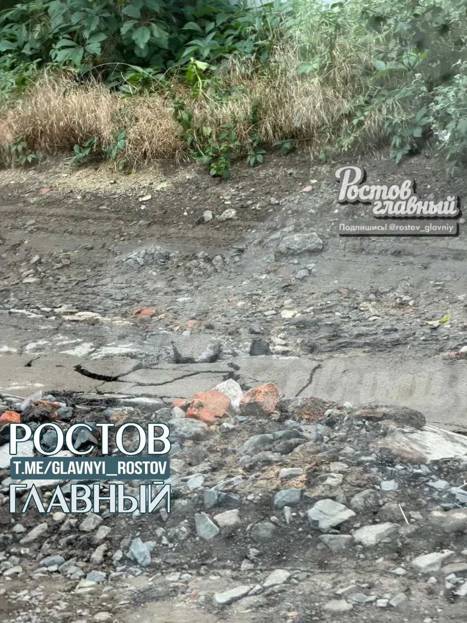 Местные сообщают о глубоких ямах на бульваре Комарова в районе дома №80 по улице Вавилова. По их словам, обращения в службы не дали результата, участок остаётся непригодным для пешеходов и автомобилей.