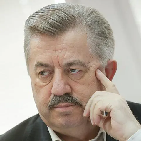 Первый заместитель председателя комитета Госдумы Виктор Водолацкий предложил внедрить с 5‑го класса полноценную программу начальной военной подготовки для подготовки молодёжи к защите страны. Инициатива предполагает обучение для мальчиков и девочек и опирается на кадетские практики и предыдущие инициативы.