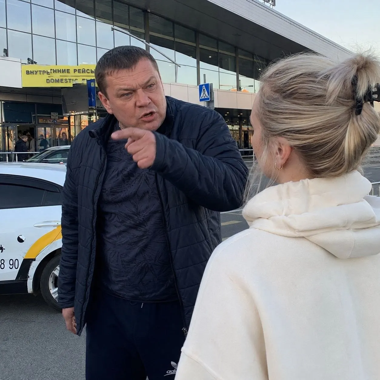 Жительница Барнаула рассказала, что после бесплатной подвозки попутчиков водитель, представившийся таксистом, грубо отреагировал, якобы угрожал проколоть колёса и сфотографировал её. Второй стороны пока нет.