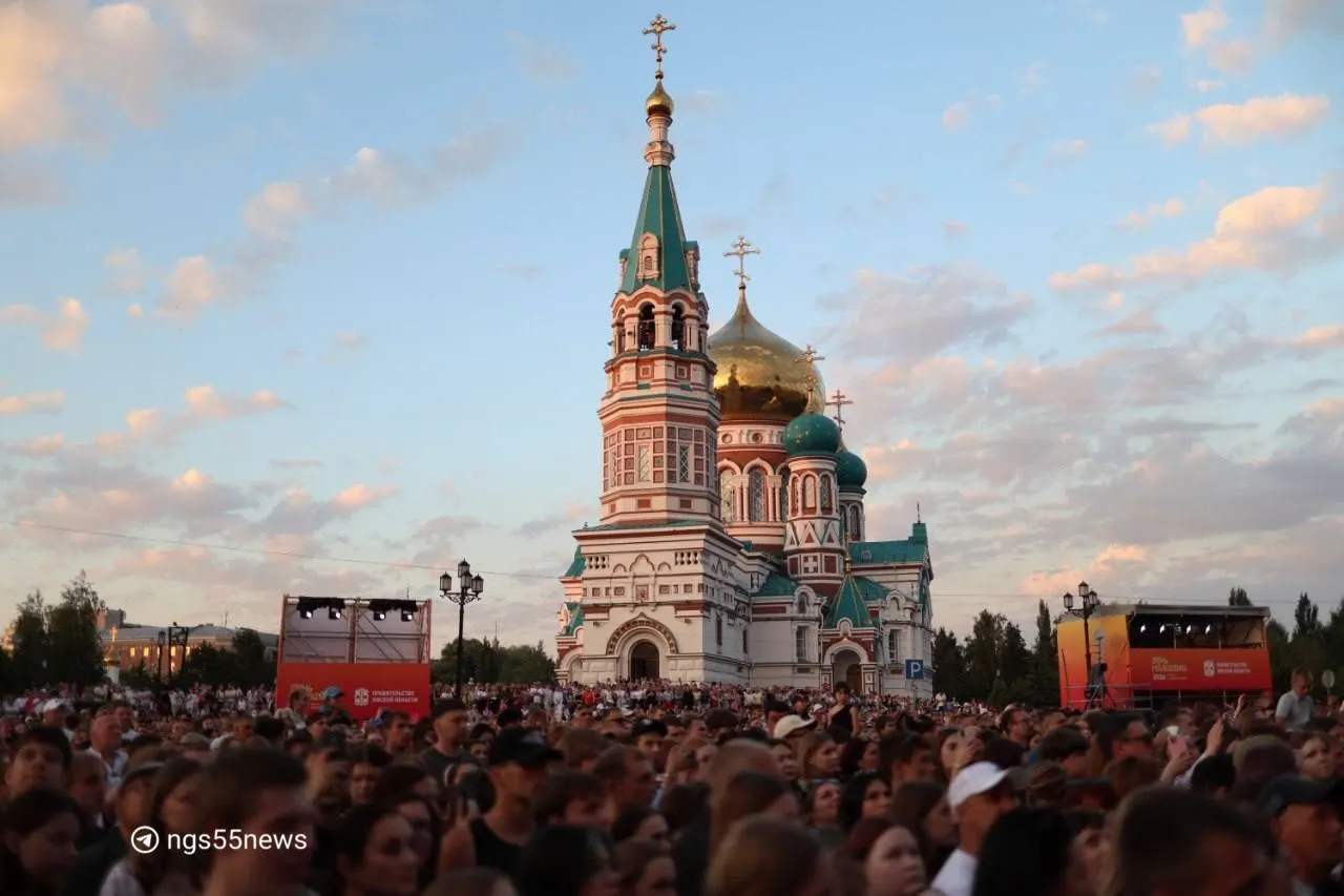 27 июня в Омске прошёл День молодёжи с образовательными, научными и творческими зонами. Вечером состоялся часовой концерт Полины Гагариной — фоторепортаж с главных моментов праздника.