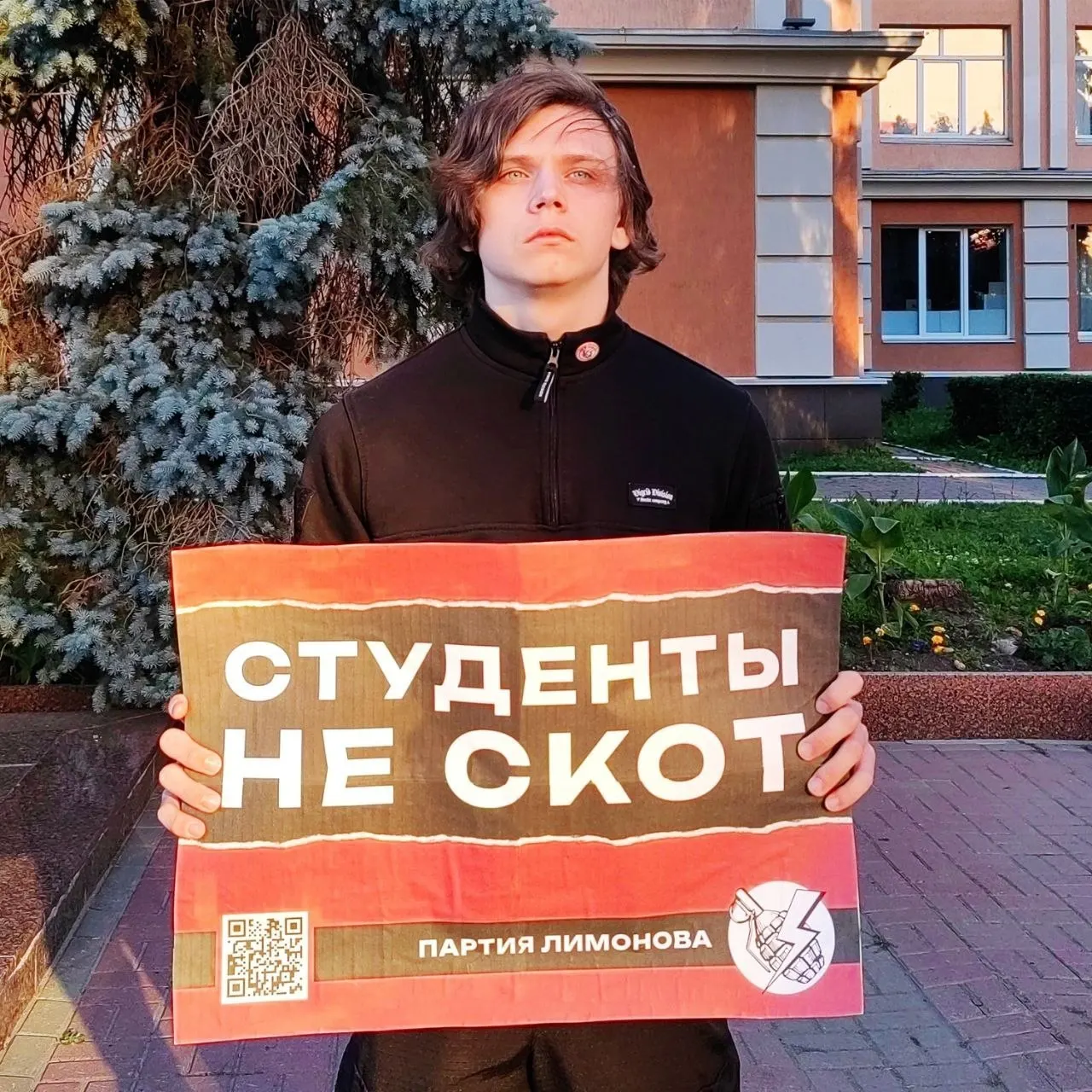 У главного корпуса Мордовского государственного университета активист вышел с плакатом против выселения студентов из общежитий, которые освобождаются для размещения участников всероссийских мероприятий.