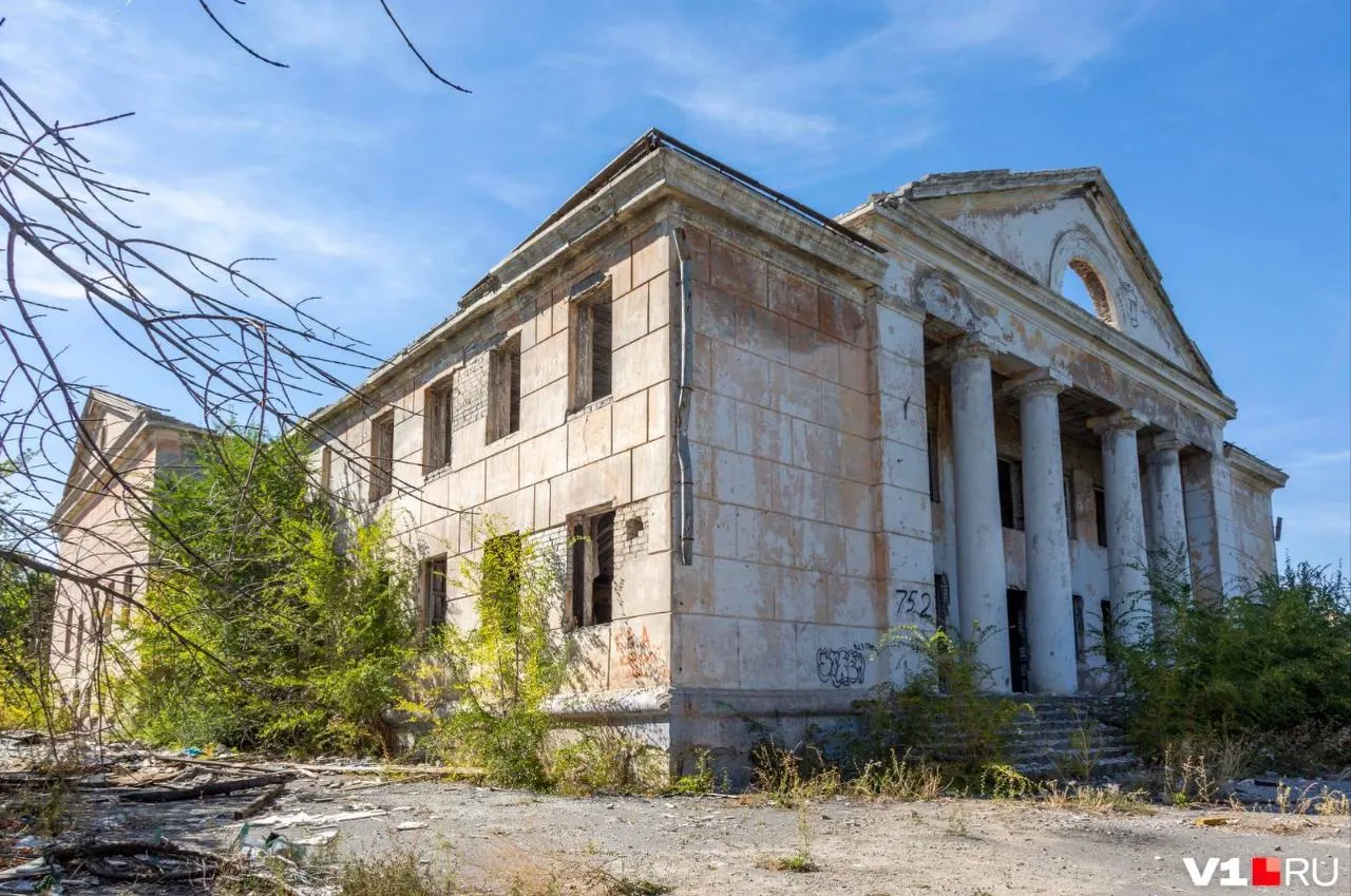 В Волгограде снесли ДК «Дружба» в микрорайоне Веселая балка. Здание 1969 года продали в 2024 году менее чем за 2 млн рублей, его восстановление сочли экономически невыгодным; дальнейшие планы застройщика не раскрыты.