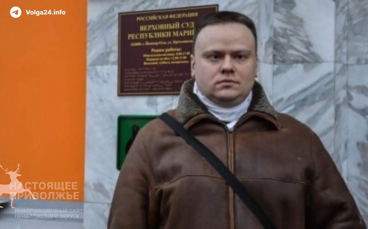 В Йошкар-Оле возбудили уголовное дело по ч. 2 ст. 205.2 УК РФ в отношении независимого журналиста из Марий Эл — поводом стал двухлетний комментарий о Джохаре Дудаеве и событиях в Чечне. При задержании его, по сообщению, избили, изъяли телефон и провели обыск.