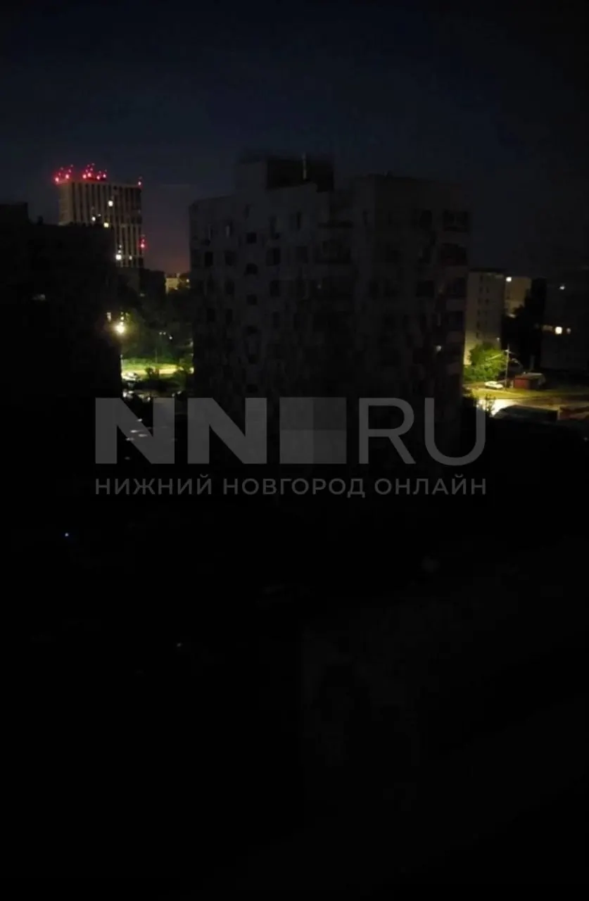 С апреля в жилом комплексе на Автозаводе регулярно происходят отключения электричества. Жильцам не называют причин: электрик сообщил о повреждении силового кабеля, а резервный кабель также на ремонте.