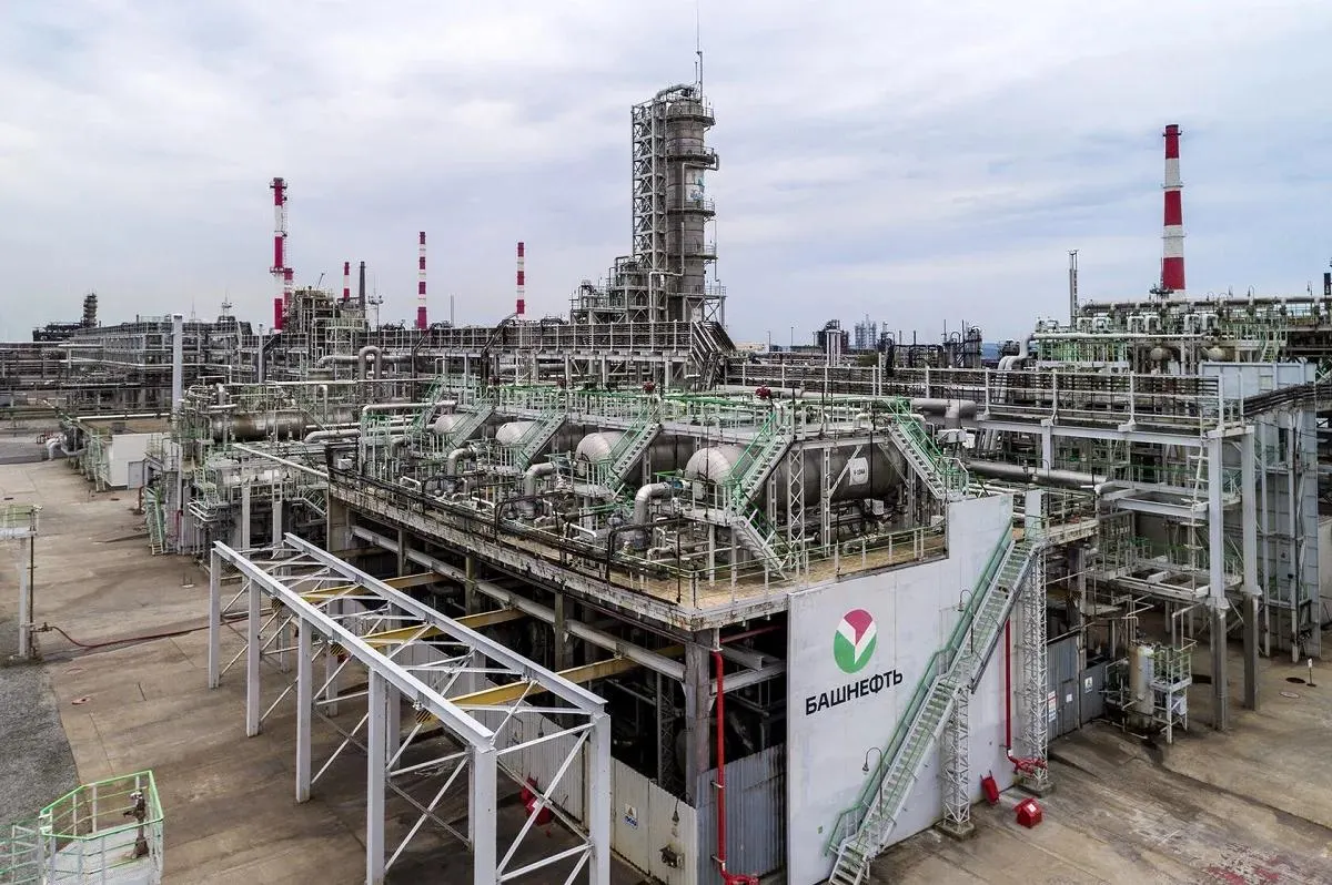 Власти республики продали пакет акций АНК «Башнефть» за 14,8 млрд рублей. Поступления покроют почти две трети дефицита бюджета 2026 года; сразу после объявления о сделке по двум нефтезаводам в регионе нанесён удар дронов, начался вывоз топлива в столицу и появились перебои с бензином.