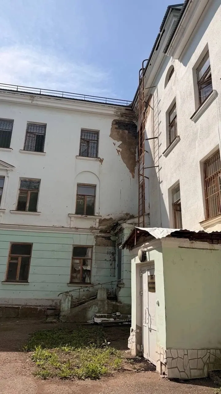 Пациенты жалуются на ветхое здание поликлиники в Салавате: обшарпанные углы, отслоившаяся штукатурка и длительное отсутствие ремонта создают риск для посетителей.
