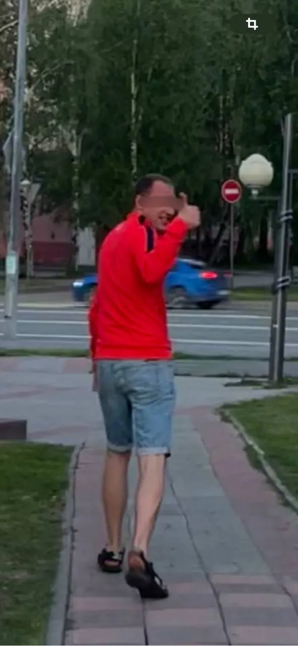 Вечером 3 июня в центре Тобольска мужчина подошёл сзади и прикасался к двум девушкам. Пострадавшие обратились в полицию, очевидцы просят помочь опознать нападавших.