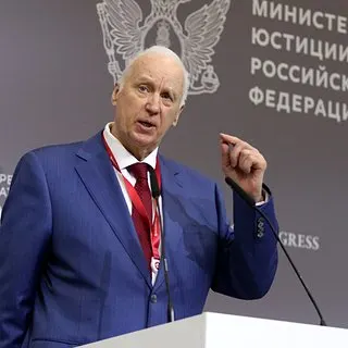 На юридическом форуме Александр Бастрыкин прочёл собственное стихотворение: в нём он выражает тоску по советской эпохе, критикует современные экономические реалии и призывает к возвращению коллективных ценностей.