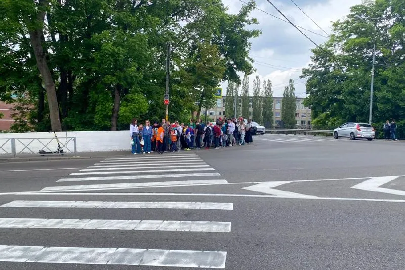 На перекрёстке Генерала-лейтенанта Озерова и Гаражной разделили фазы для пешеходов и поворачивающих автомобилей в рамках приведения светофоров к требованиям ГОСТ.