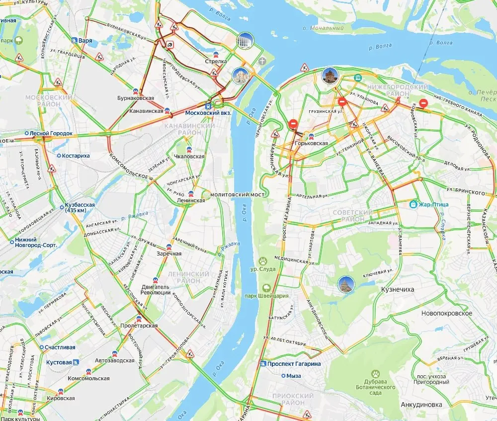 Движение в городе парализовано: уровень заторов достиг девяти баллов. Наибольшие сложности — в центре, на Заречной части и в нескольких микрорайонах.