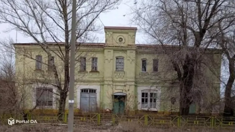 Нежилое здание 1896 года постройки площадью 272,5 м² и земельный участок 707 м² выставлены на аукцион; начальная цена — почти 3,9 млн рублей.