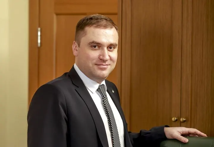 Сергей Кондратьев, руководитель завода «Искра», вступил в заксобрание Новосибирской области и присоединился к фракции Российской партии пенсионеров за социальную справедливость. Мандат он получил после отставки прежнего депутата.