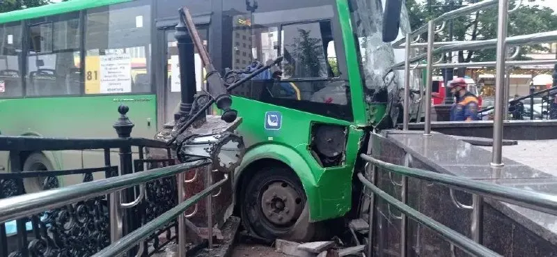 В результате наезда автобуса на тротуар в Екатеринбурге погибли четыре человека, ещё четверо получили травмы. Власти объявили масштабные проверки перевозчиков и обещают разорвать контракт с компанией-перевозчиком.