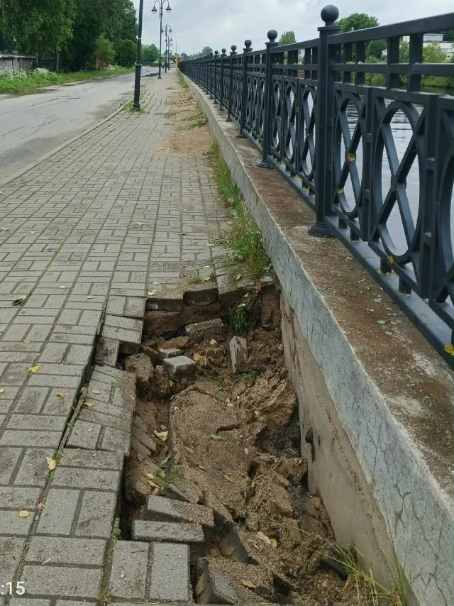 Власти Белозерска провели недорогой ремонт недавно построенной набережной. На фотографиях видно состояние «до» и «после» работ.