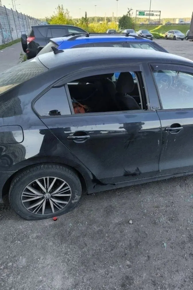 В Санкт-Петербурге 38‑летний мужчина проколол четыре колеса и разбил стекла Volkswagen своей бывшей, после чего был задержан росгвардейцами. Ранее он был судим за тяжкие преступления.