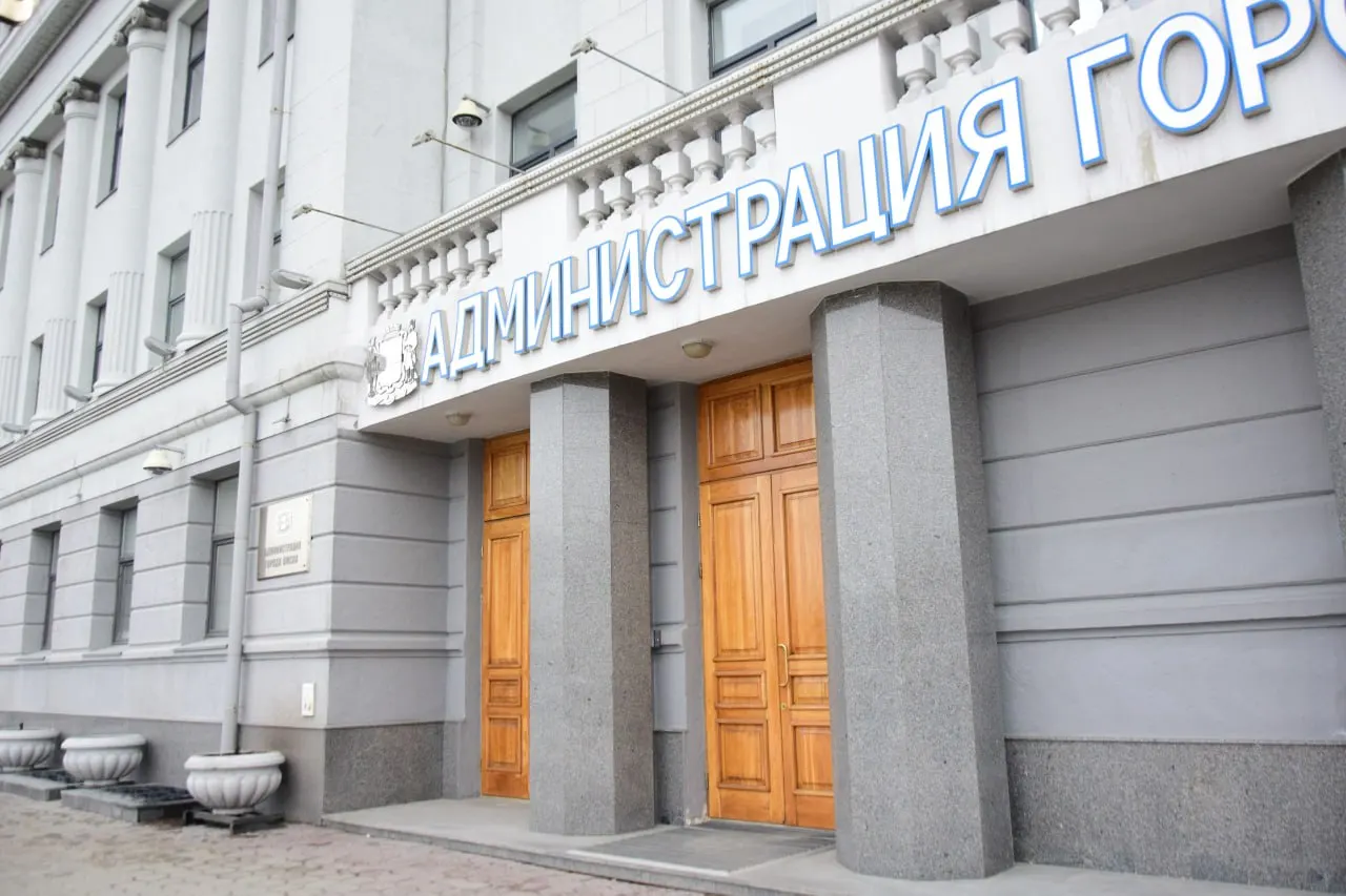 Ксения Уланова заняла вакантную должность заместителя директора департамента городского хозяйства Омска. Она будет курировать капремонт и муниципальную часть системы обращения с отходами; вакансия была свободна почти год после ухода предыдущего заместителя в августе 2025 года.