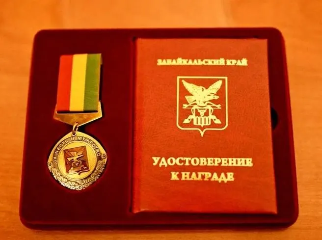 Депутаты единогласно поддержали ходатайство о вручении 14‑летнему Максиму Самаркину медали «За честь и мужество». Мальчик погиб, вытащив друга с участка под напряжением возле стройки; инженер, ответственный за безопасность, получил 1,5 года колонии‑поселения.