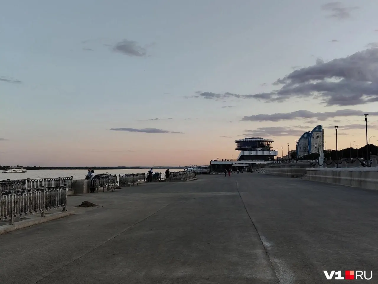 Жители жалуются на стойкую вонь и скопления отходов на нижней террасе центральной набережной. В администрации Волгограда уточняют сроки уборки.