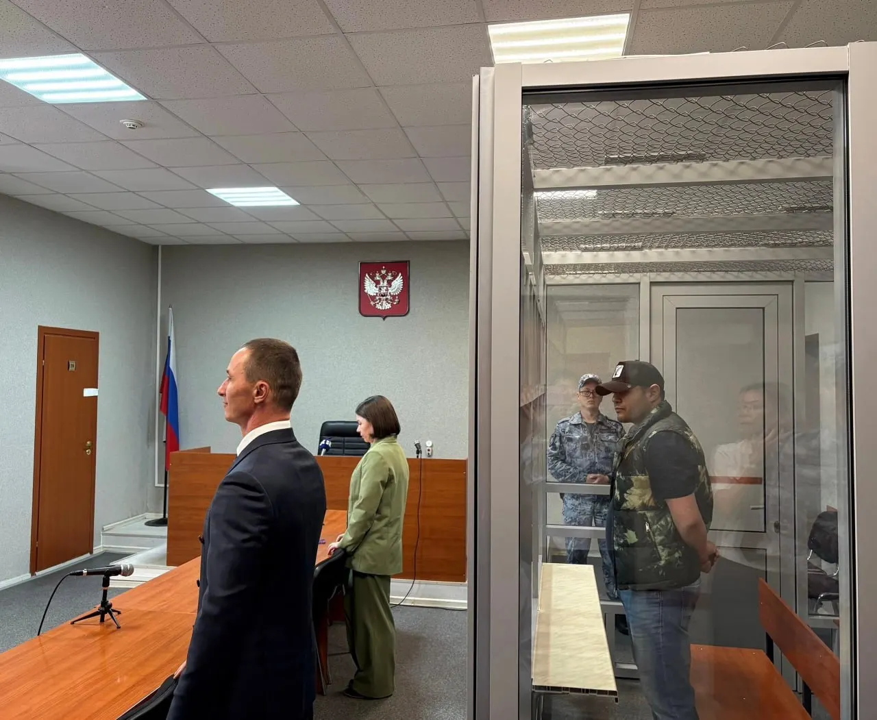 Ленинский районный суд Пермского края назначил четырёхлетний срок мужчине, жестоко избившему двух женщин в баре Mai Tai; он частично признал вину, утверждая, что его якобы оскорбляли.